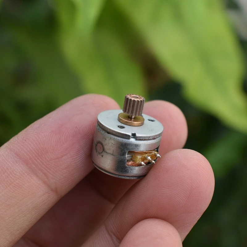 DC 5V Mini 15mm Diameter 2-phase 4-wire Stepper Stepping Motor with 0.25 Modulus 16T Metal Gear 18 Degree 9.3 Ohms